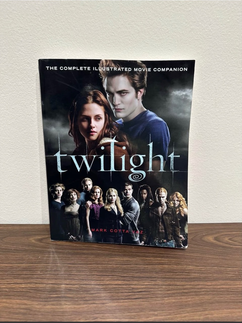 Twilight Illustrated Movie Companion - Black Cover